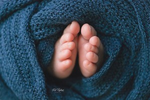 baby boy toes in blue blanket